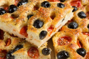 fougasse à la tomate et aux olives